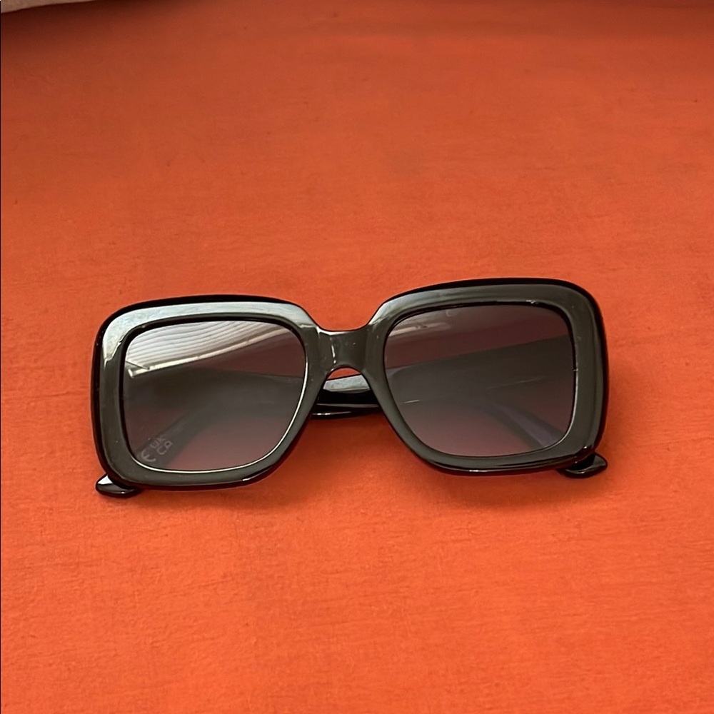 Chic Black Sunglasses